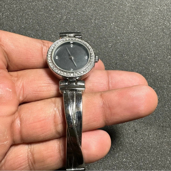 Ladies quartz silver tone diamond accent wrist watch working with new battery - Picture 4 of 9